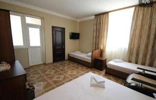 Гостевой дом Аргус Витязево 4-х местный номер ‘’Стандарт’’ без балкона-14